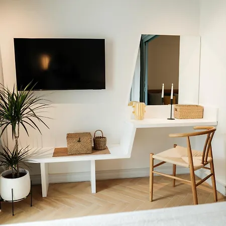 Yellow Ξενοδοχείο με διαμερίσματα 4*